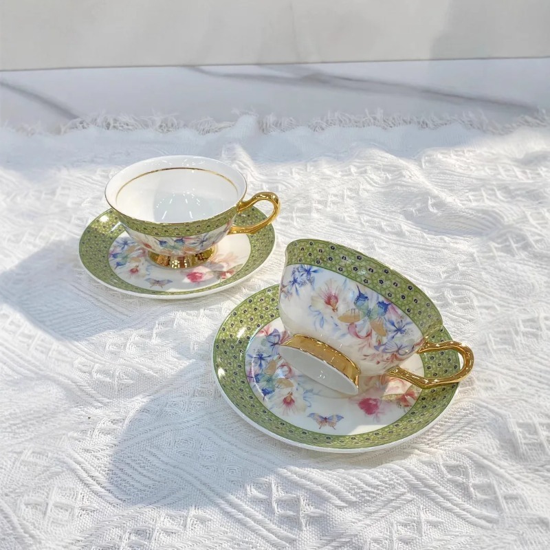 أكواب وأطباق ذات مظهر راقي مطل - مراجعة Coffee Tea Gardens وسعره